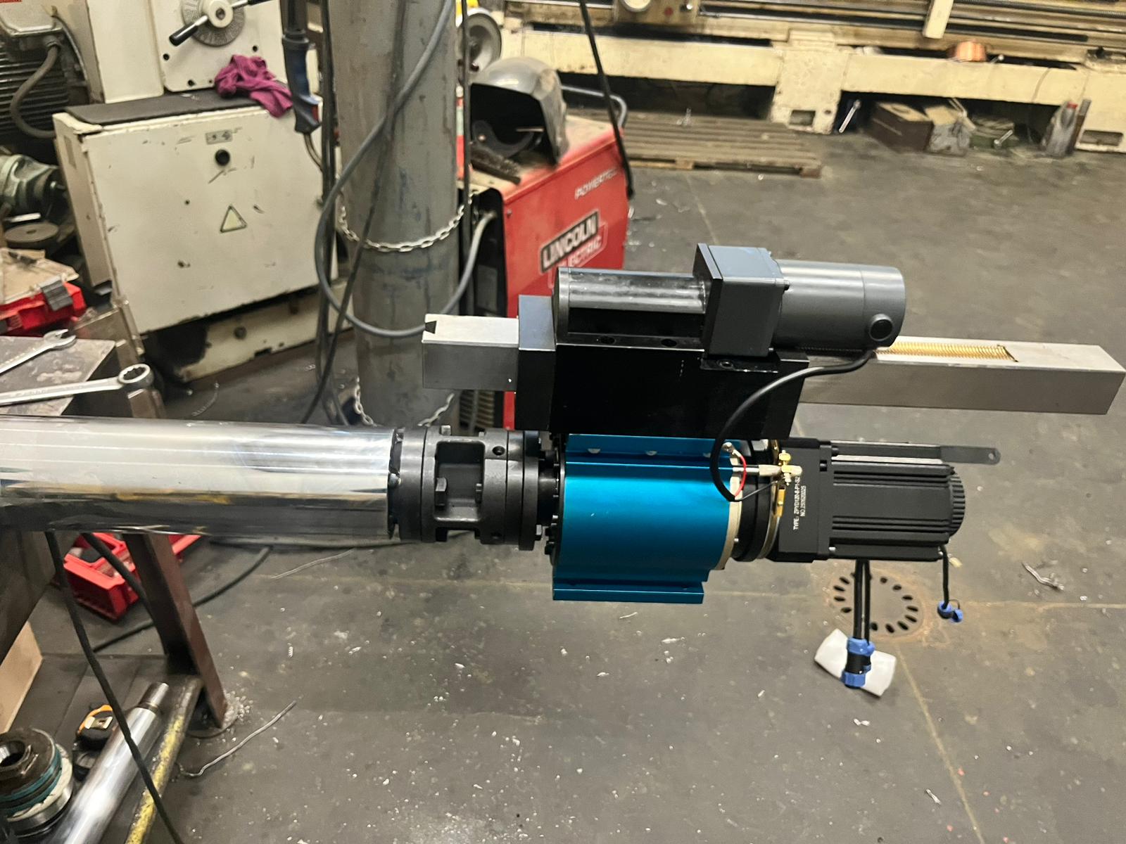 Mobilna obtaczarka do wałów